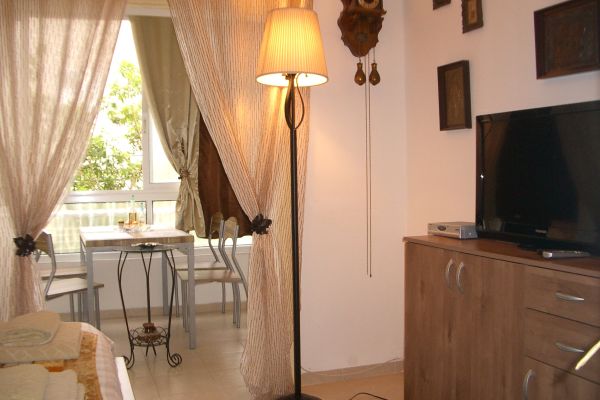 Pevzner ApartHotel 1956 in Haifa Center